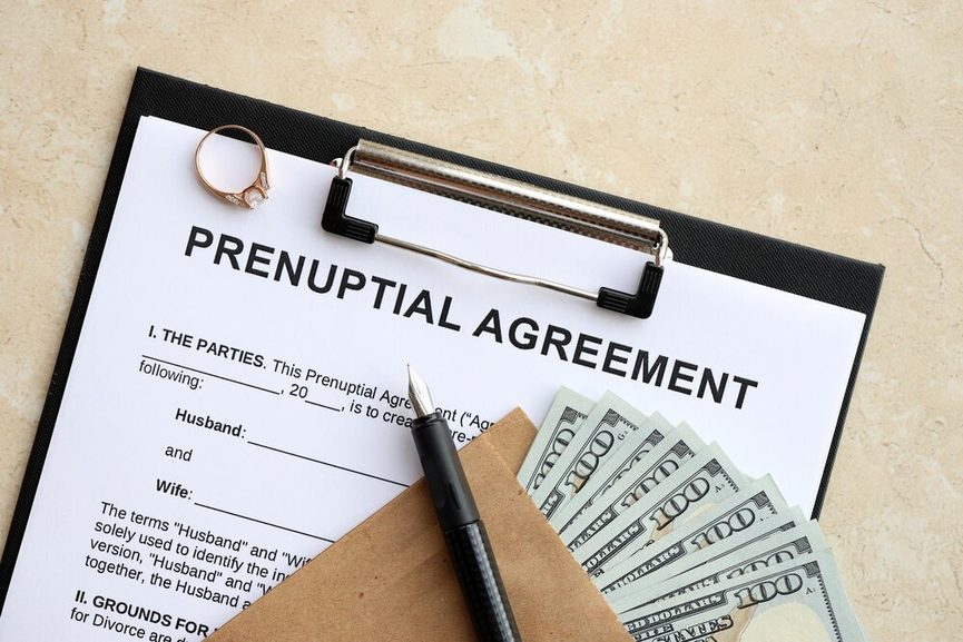 formulaires d'aide sociale et facture de pompes funèbres sur une table