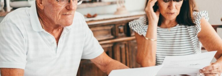 Héritier inquiet examinant des documents financiers et dettes de succession