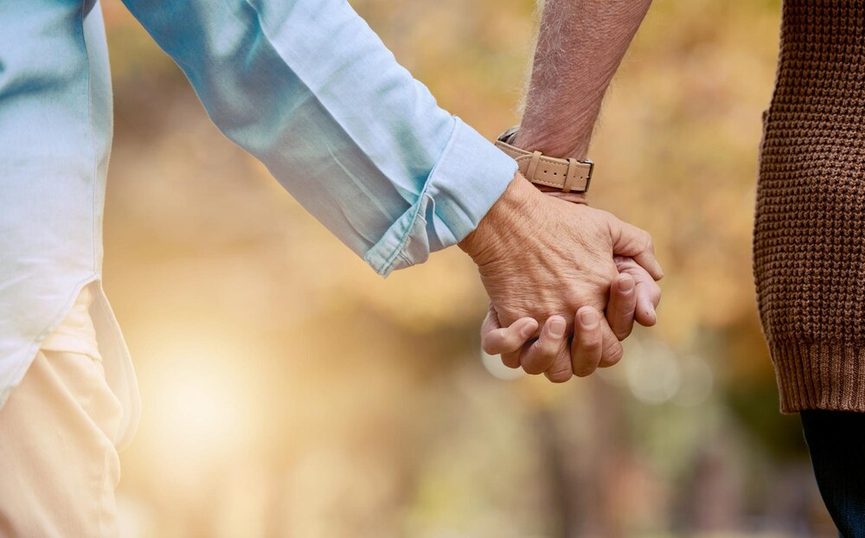 Mains signant un testament sur une table en bois