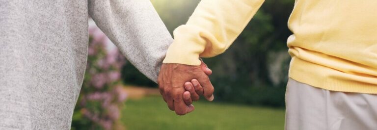 Couple âgé tenant des documents juridiques ensemble