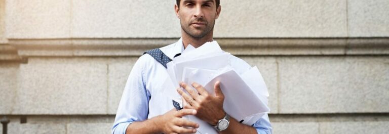 Personne stressée lisant des documents juridiques de succession