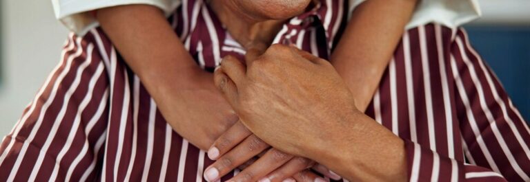 Personnes se soutenant en période de deuil