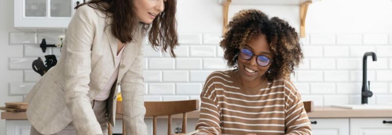 Frère et sœur discutant autour de documents de succession